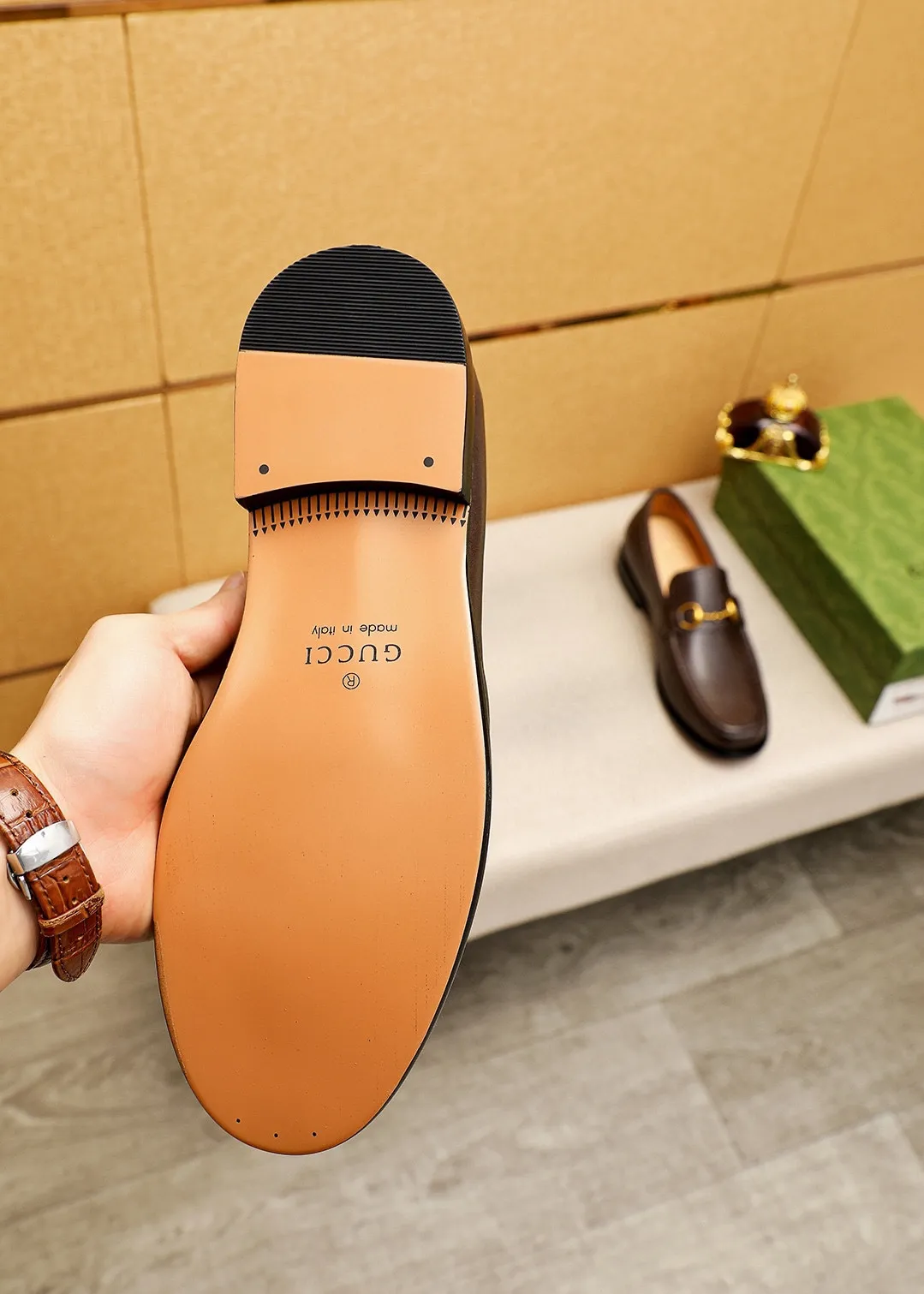 Men's shoes 💰480 💐 Product trademark: GUCCI "Gucci" casual leather shoes Regular size: 38-44 (45.46.47🉑️customized) Product materials: Selected imported first-layer calfskin upper + classic hardware buckle, imported cowhide leather lining. Strong three-dimensional visual effect, original combination outsole Color: 2⃣️colors available